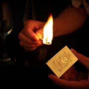 Как зажечь сигару спичкой: традиционное прикосновение к коробке из-под наждачки